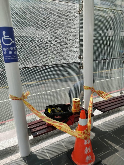 輕軌月台玻璃遭惡意破壞　捷運局：送辦索賠絕不寬貸1